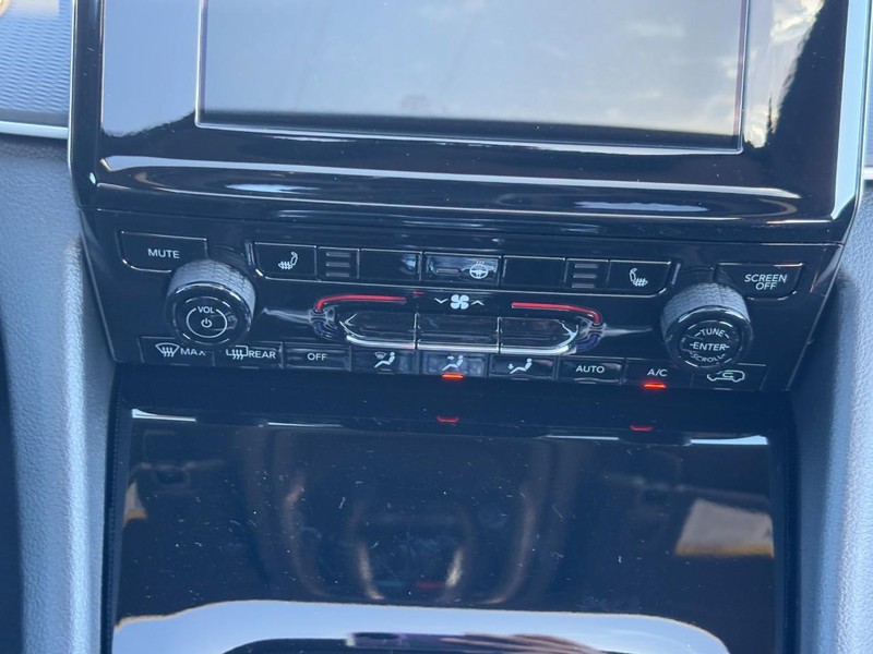 Jeep Grand Cherokee L Vehicle Full-screen Gallery Image 10