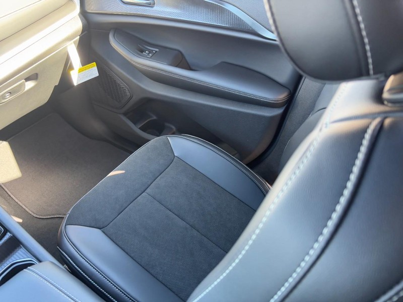 Jeep Grand Cherokee L Vehicle Full-screen Gallery Image 11