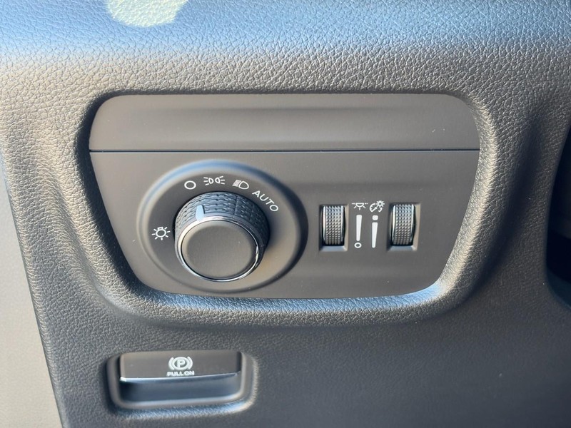 Jeep Grand Cherokee L Vehicle Full-screen Gallery Image 12