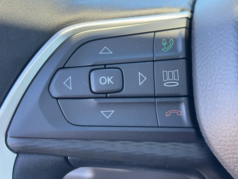 Jeep Grand Cherokee L Vehicle Full-screen Gallery Image 13