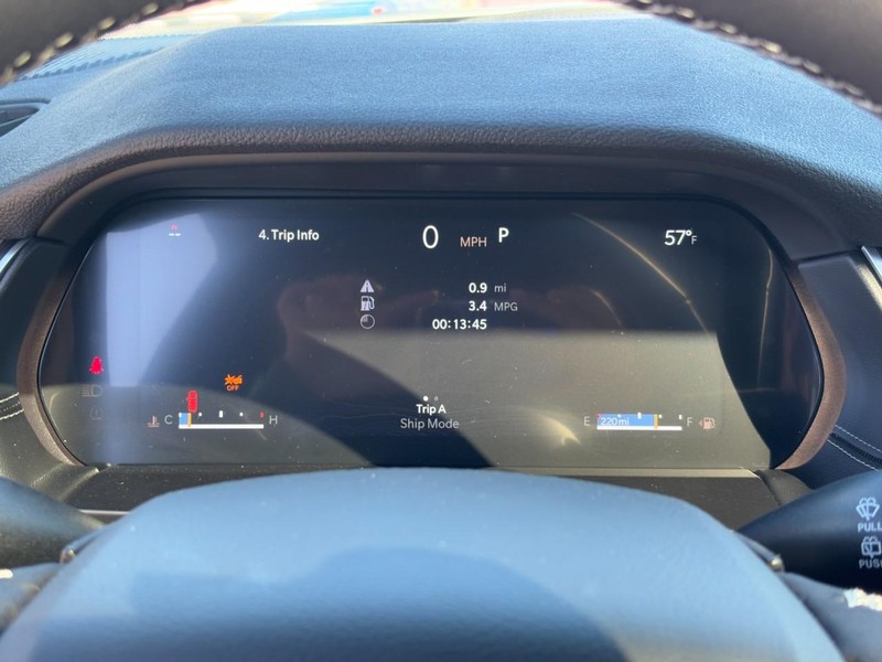 Jeep Grand Cherokee L Vehicle Full-screen Gallery Image 15