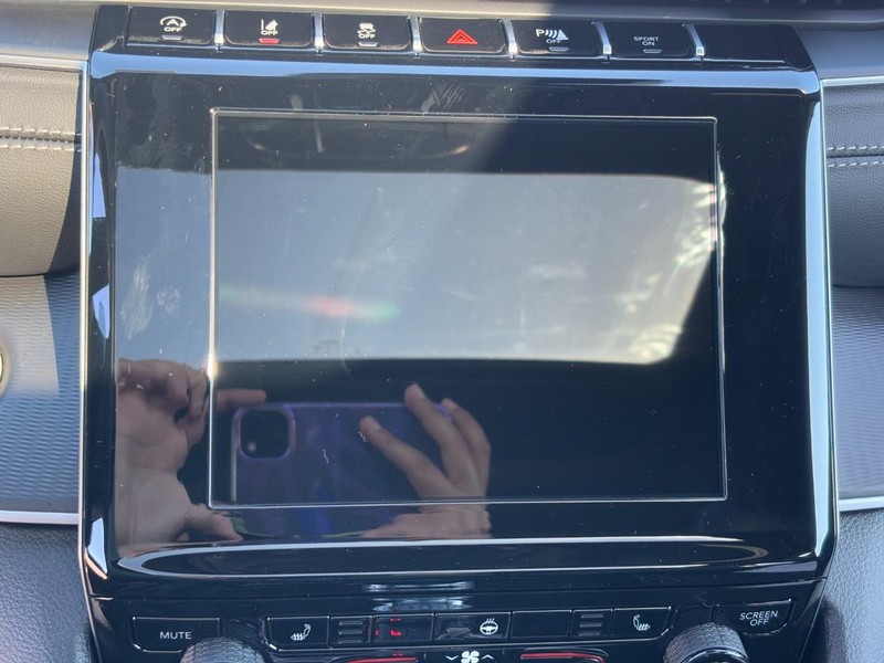 Jeep Grand Cherokee L Vehicle Full-screen Gallery Image 16