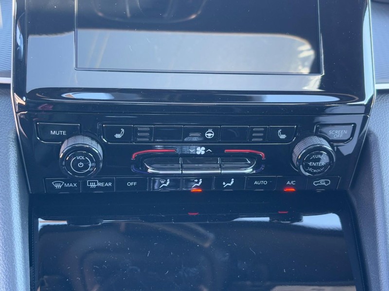 Jeep Grand Cherokee L Vehicle Full-screen Gallery Image 17