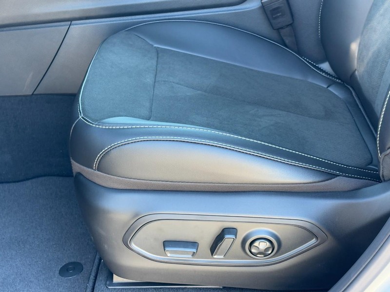 Jeep Grand Cherokee L Vehicle Full-screen Gallery Image 19