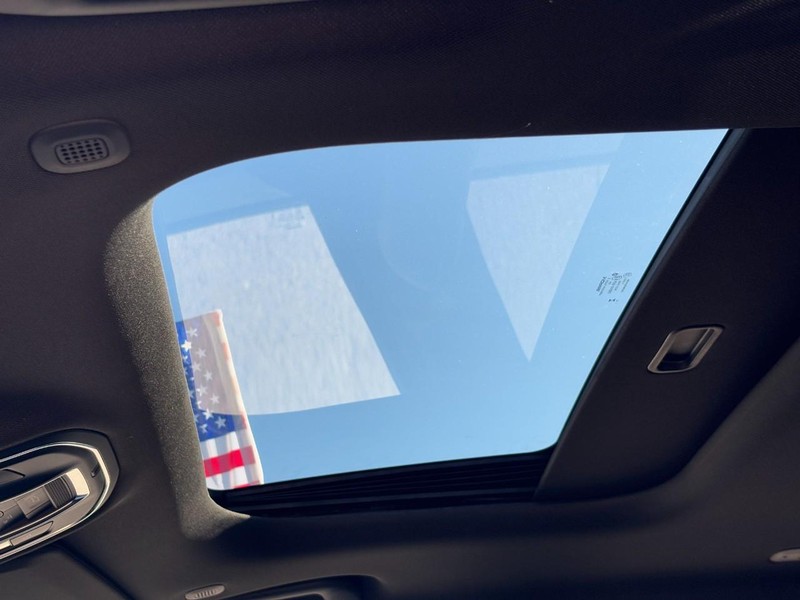 Jeep Grand Cherokee L Vehicle Full-screen Gallery Image 20