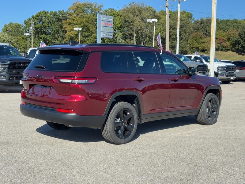 Jeep Grand Cherokee L Vehicle Full-screen Gallery Image 03