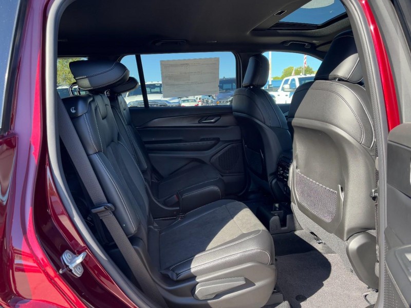 Jeep Grand Cherokee L Vehicle Full-screen Gallery Image 05