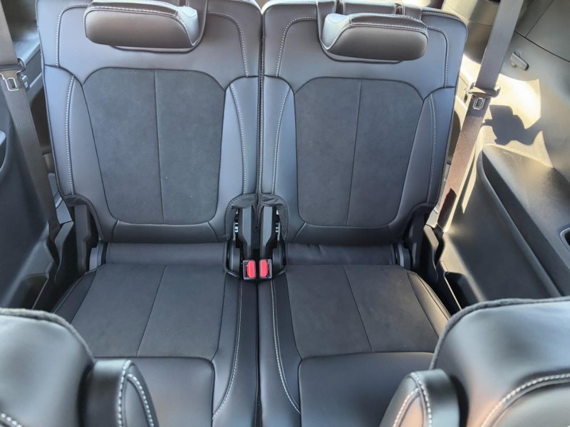 Jeep Grand Cherokee L Vehicle Full-screen Gallery Image 06