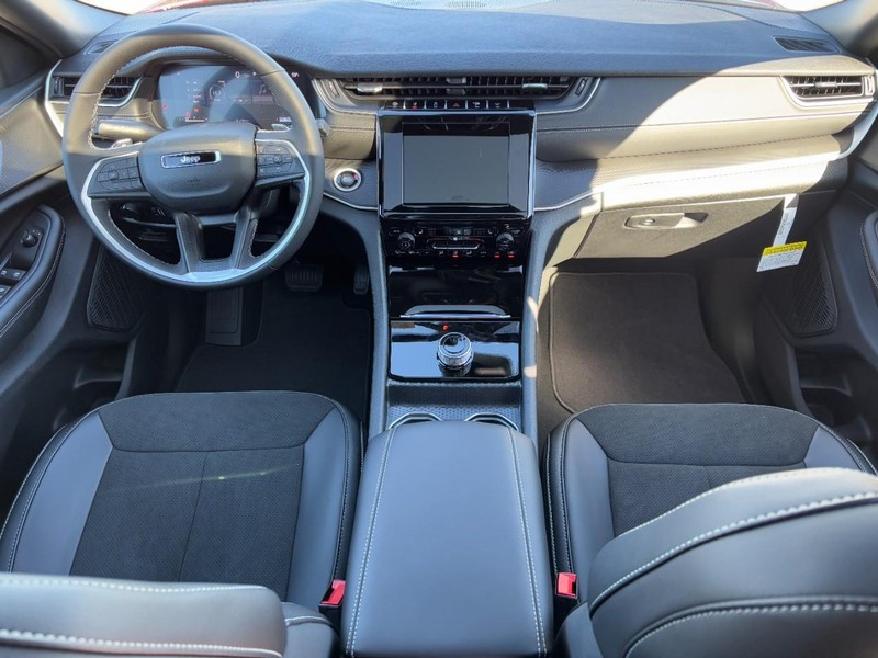 Jeep Grand Cherokee L Vehicle Full-screen Gallery Image 07