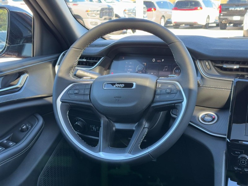 Jeep Grand Cherokee L Vehicle Full-screen Gallery Image 08