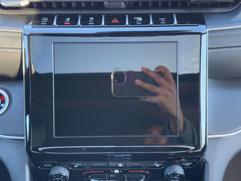 Jeep Grand Cherokee L Vehicle Full-screen Gallery Image 09