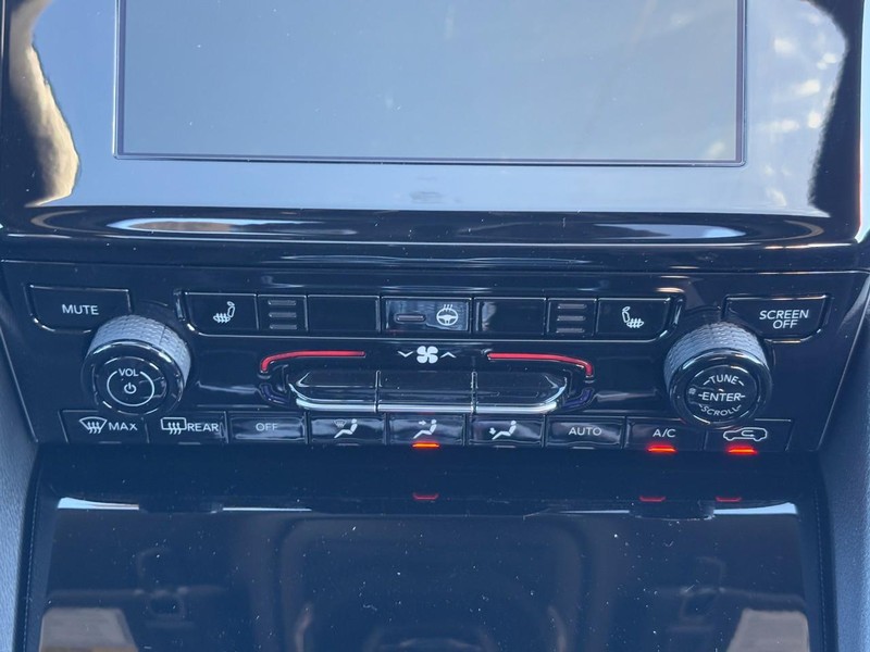 Jeep Grand Cherokee L Vehicle Full-screen Gallery Image 10