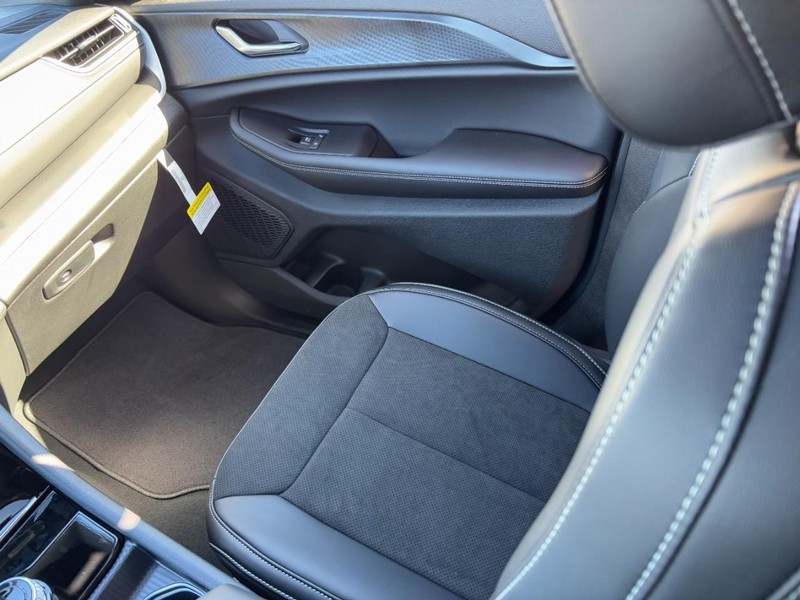 Jeep Grand Cherokee L Vehicle Full-screen Gallery Image 11