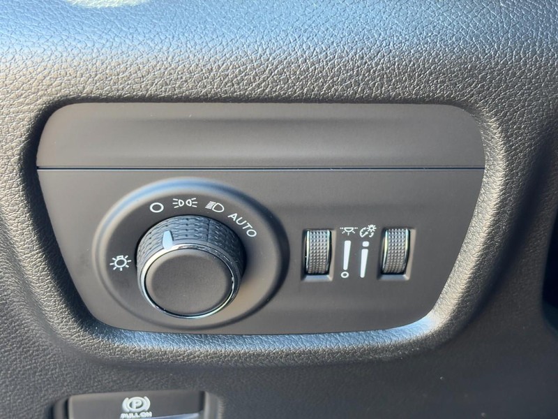 Jeep Grand Cherokee L Vehicle Full-screen Gallery Image 12