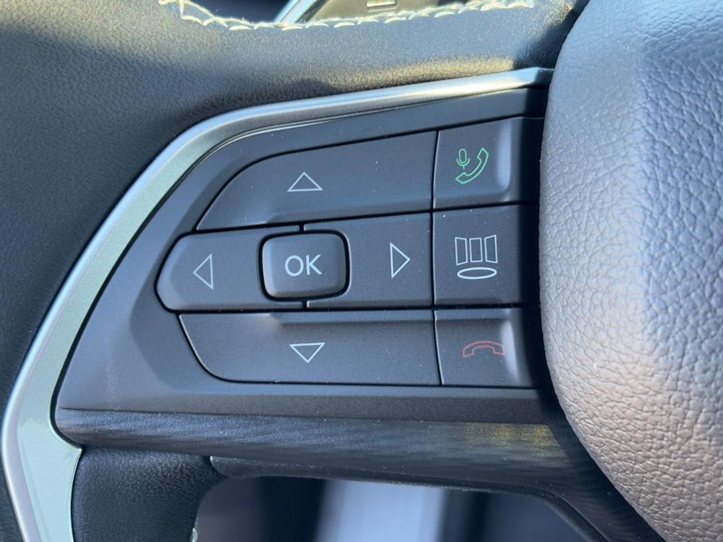 Jeep Grand Cherokee L Vehicle Full-screen Gallery Image 13