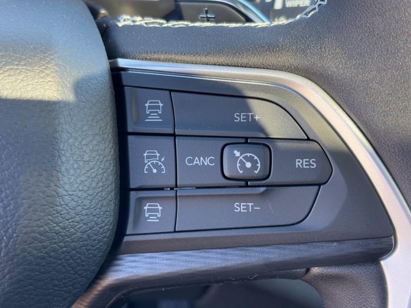 Jeep Grand Cherokee L Vehicle Full-screen Gallery Image 14