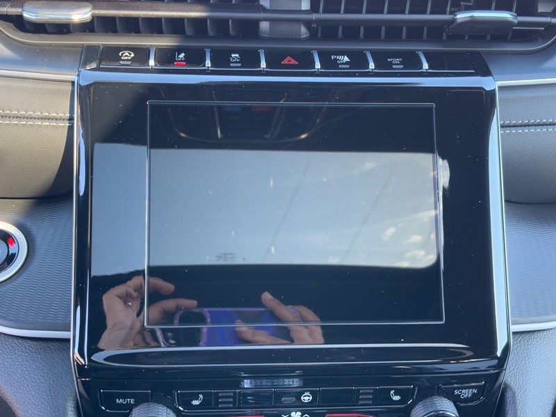 Jeep Grand Cherokee L Vehicle Full-screen Gallery Image 16