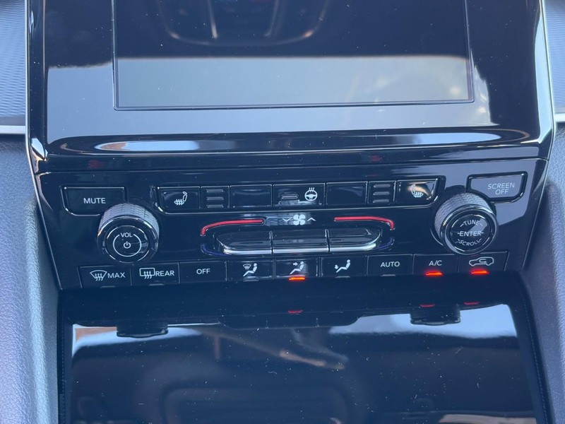 Jeep Grand Cherokee L Vehicle Full-screen Gallery Image 17