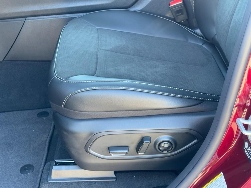 Jeep Grand Cherokee L Vehicle Full-screen Gallery Image 19