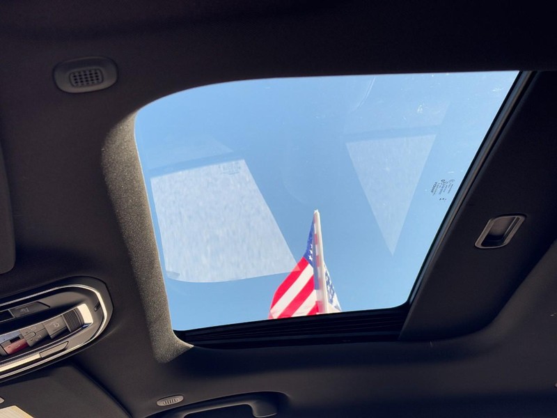 Jeep Grand Cherokee L Vehicle Full-screen Gallery Image 20