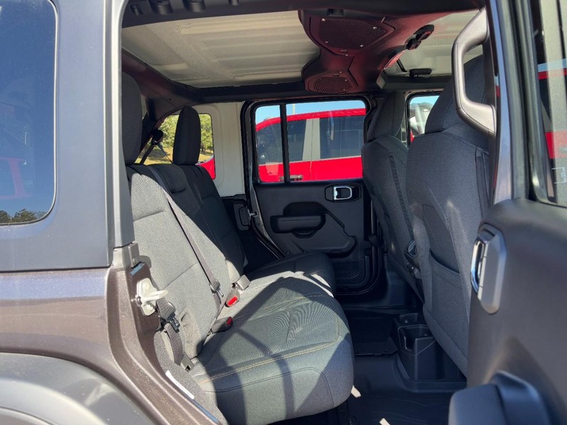 Jeep Wrangler Vehicle Full-screen Gallery Image 15