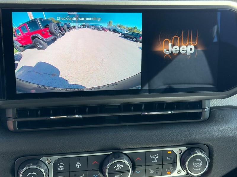 Jeep Wrangler Vehicle Full-screen Gallery Image 26