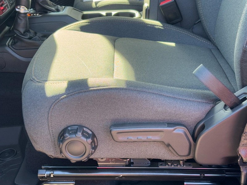 Jeep Wrangler Vehicle Full-screen Gallery Image 30