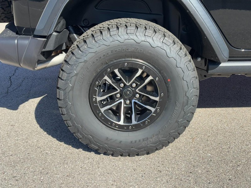 Jeep Wrangler Vehicle Full-screen Gallery Image 04