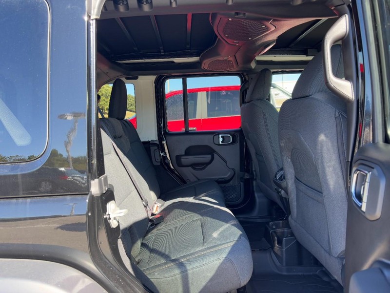 Jeep Wrangler Vehicle Full-screen Gallery Image 05