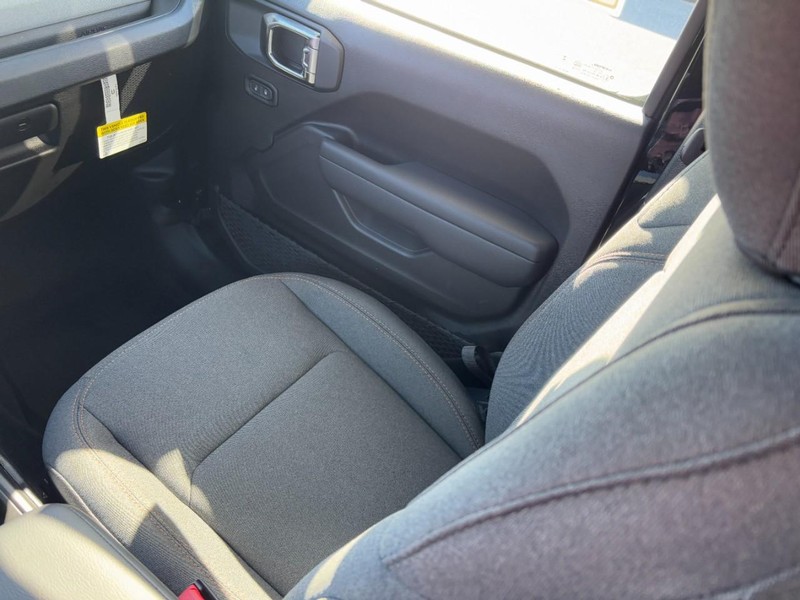 Jeep Wrangler Vehicle Full-screen Gallery Image 10