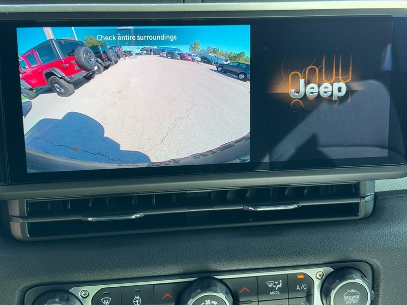 Jeep Wrangler Vehicle Full-screen Gallery Image 16