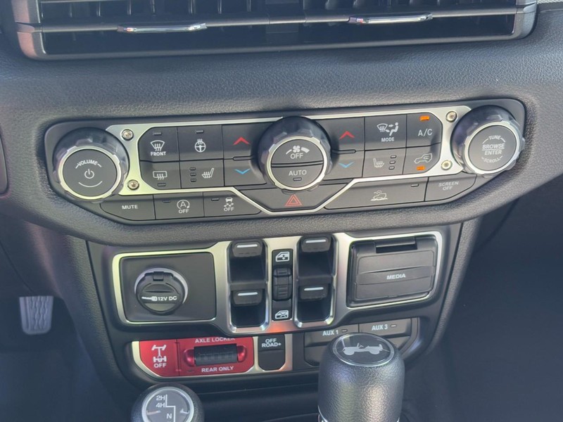 Jeep Wrangler Vehicle Full-screen Gallery Image 17