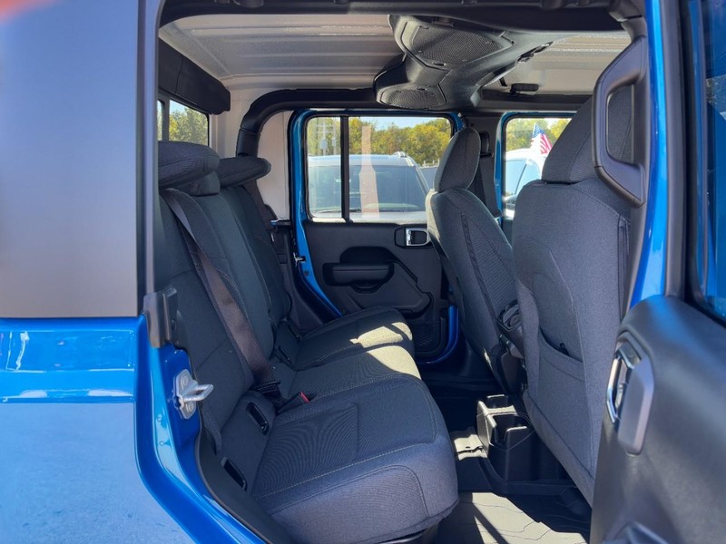 Jeep Gladiator Vehicle Full-screen Gallery Image 05