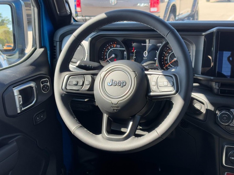 Jeep Gladiator Vehicle Full-screen Gallery Image 07