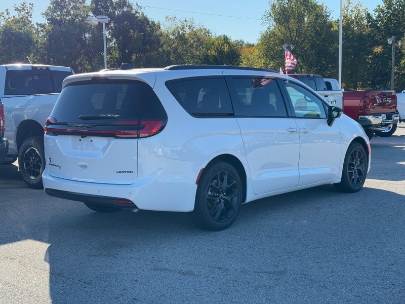 Chrysler Pacifica Vehicle Full-screen Gallery Image 03