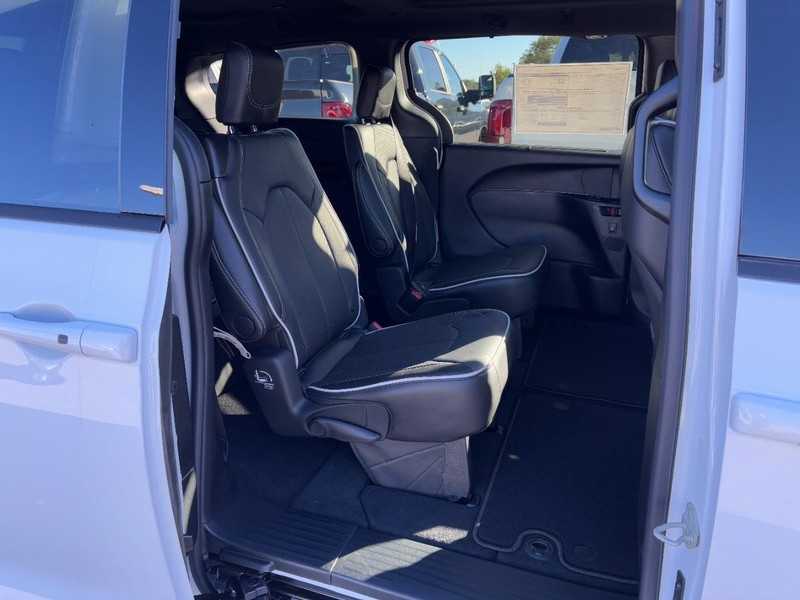 Chrysler Pacifica Vehicle Full-screen Gallery Image 05