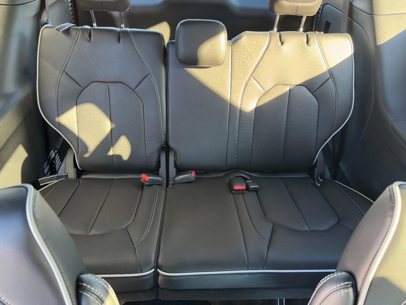 Chrysler Pacifica Vehicle Full-screen Gallery Image 06