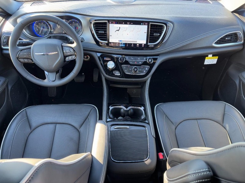 Chrysler Pacifica Vehicle Full-screen Gallery Image 07