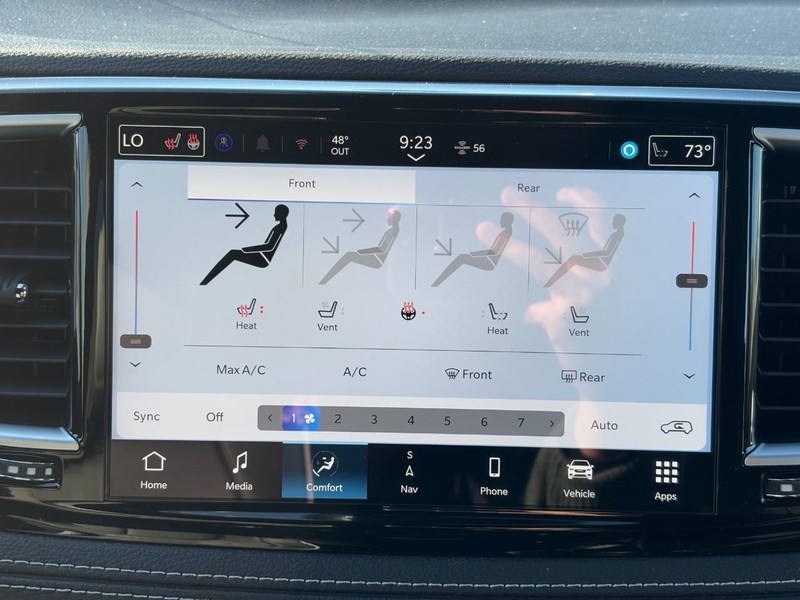 Chrysler Pacifica Vehicle Full-screen Gallery Image 09