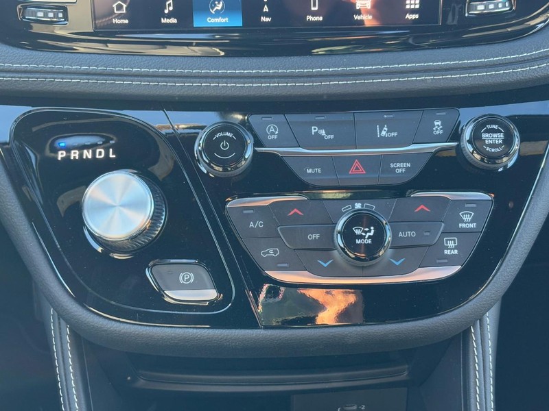 Chrysler Pacifica Vehicle Full-screen Gallery Image 10