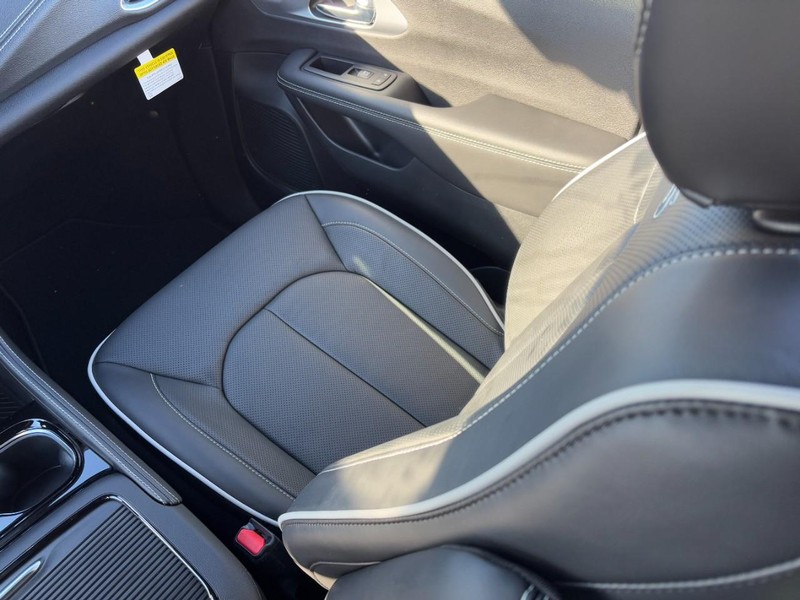 Chrysler Pacifica Vehicle Full-screen Gallery Image 11