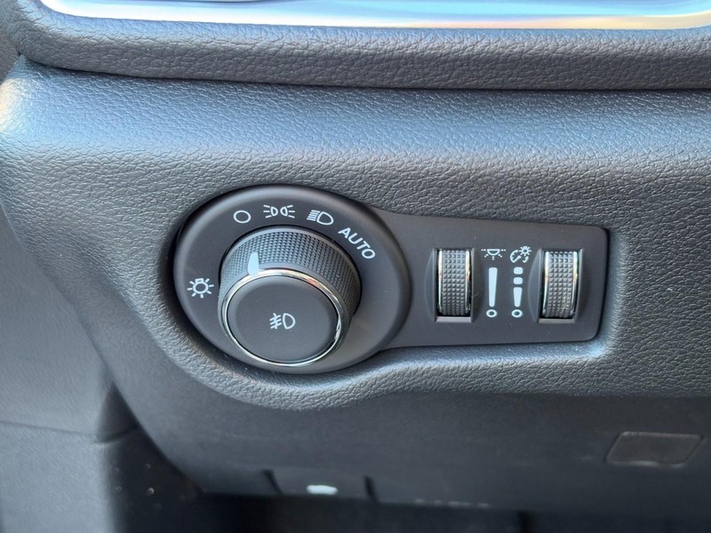 Chrysler Pacifica Vehicle Full-screen Gallery Image 12