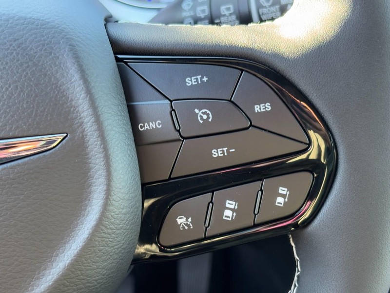 Chrysler Pacifica Vehicle Full-screen Gallery Image 14