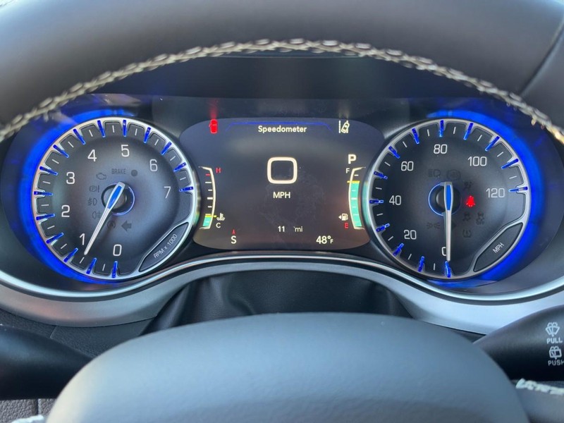 Chrysler Pacifica Vehicle Full-screen Gallery Image 15