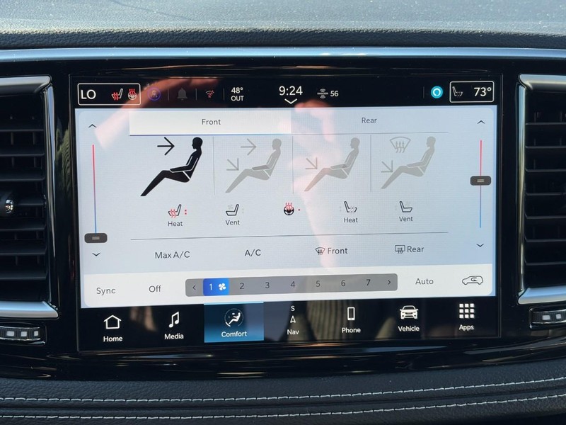 Chrysler Pacifica Vehicle Full-screen Gallery Image 16