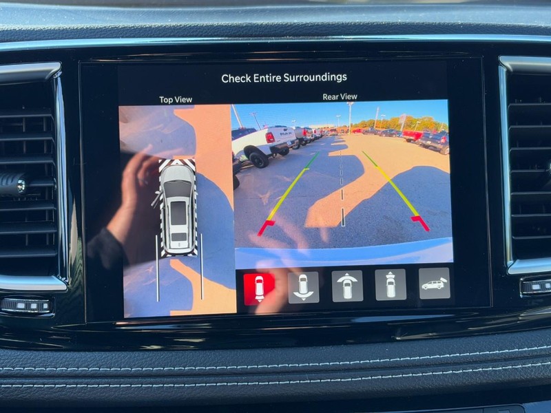 Chrysler Pacifica Vehicle Full-screen Gallery Image 17