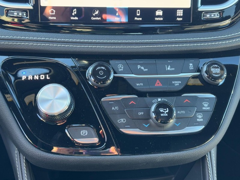 Chrysler Pacifica Vehicle Full-screen Gallery Image 19