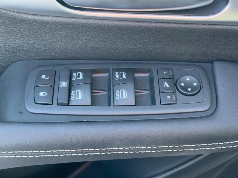 Chrysler Pacifica Vehicle Full-screen Gallery Image 20