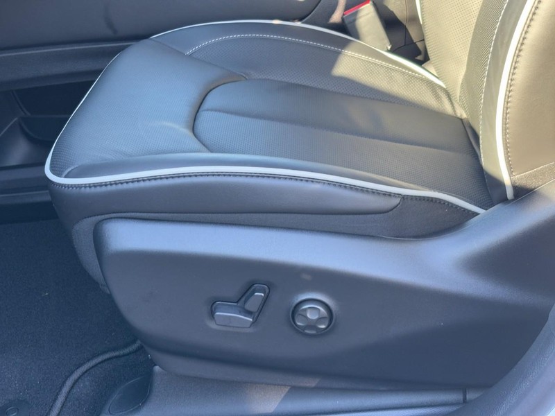 Chrysler Pacifica Vehicle Full-screen Gallery Image 22