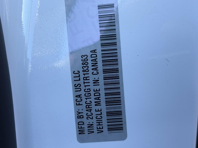 Chrysler Pacifica Vehicle Full-screen Gallery Image 24